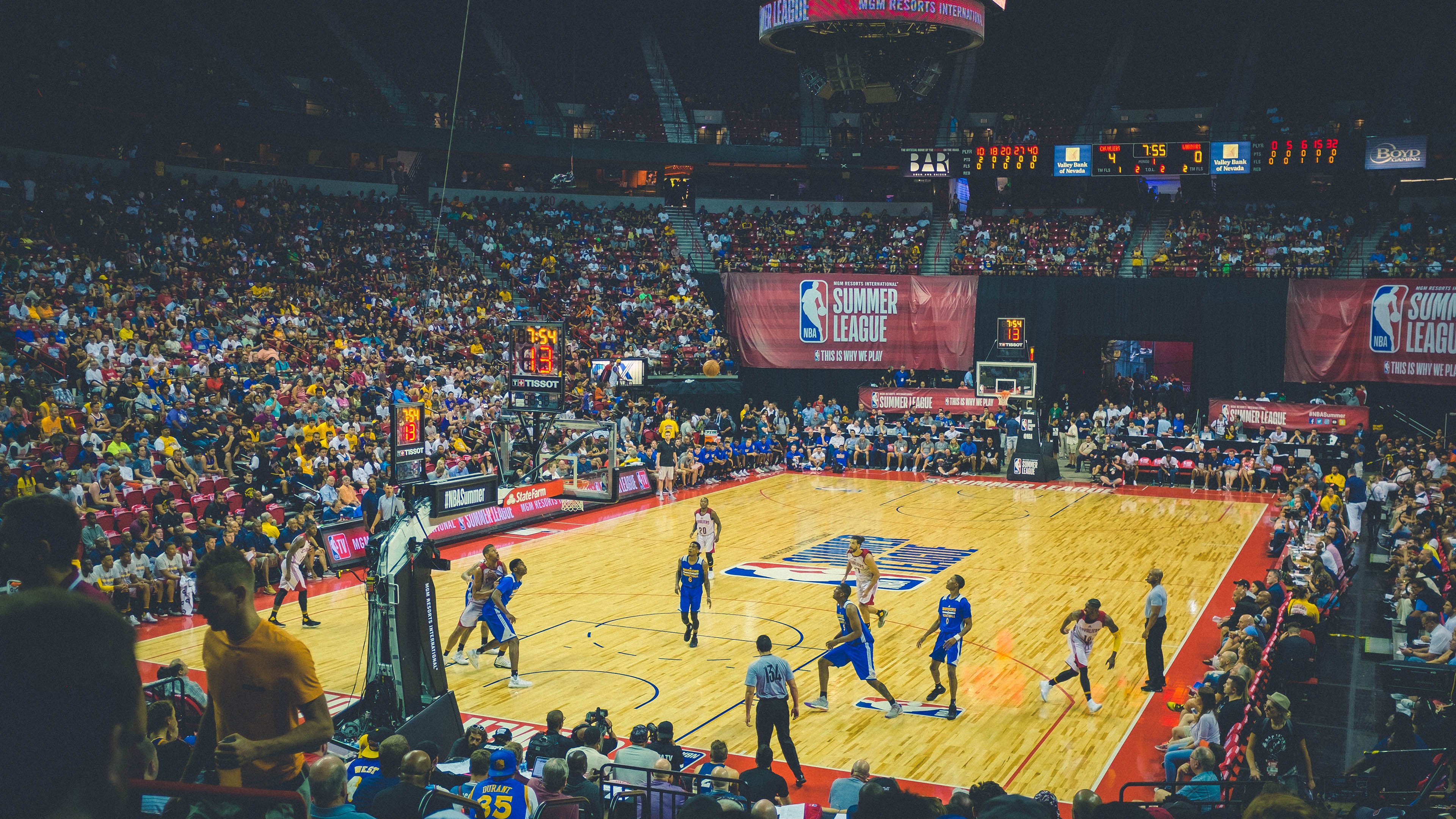 开云体育世界杯-西亚卡姆爆发，勇士稳稳拿下掘金